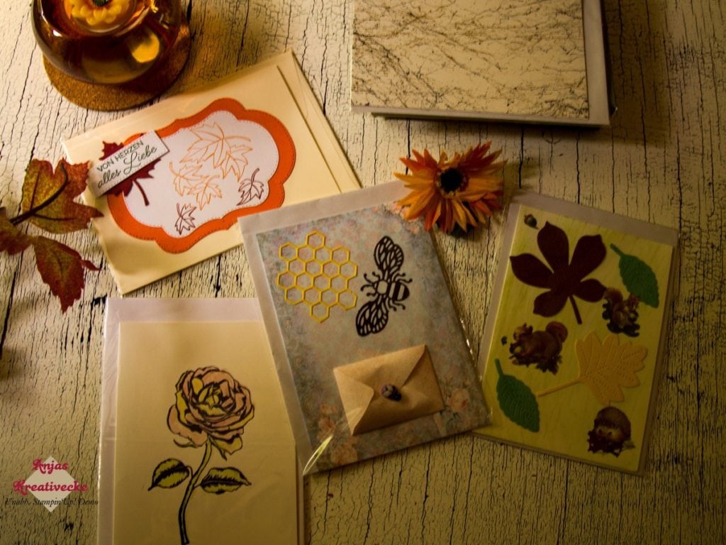 Fünf herbstliche Karten mit Blättern, Bienen und Blumen