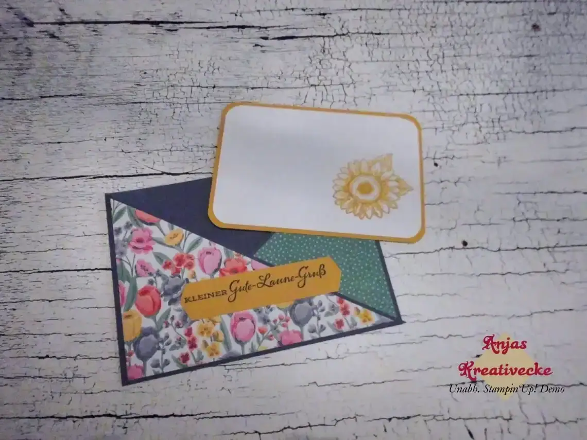 Criss-Cross-Karte mit Blumenmotiv und eingesteckter Grußkarte