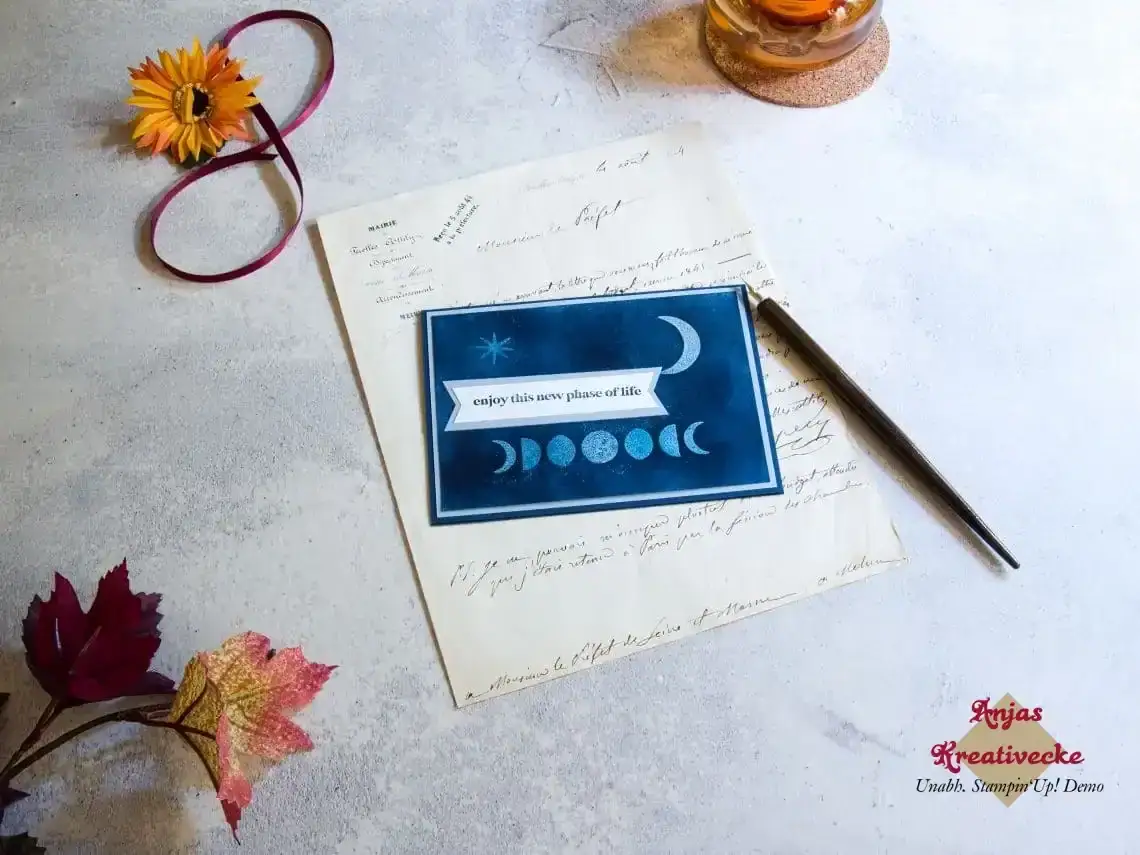 Flatlay Karte Mondphasen und Mondsichel in hellen Blautönen embosst und in Marineblau gewischt