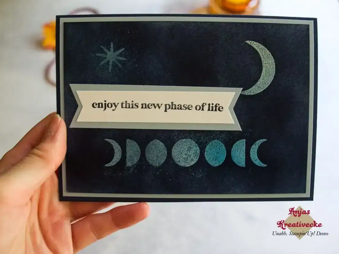 Nahaufnahme Karte Mondphasen und Mondsichel in hellen Blautönen embosst und in Marineblau gewischt