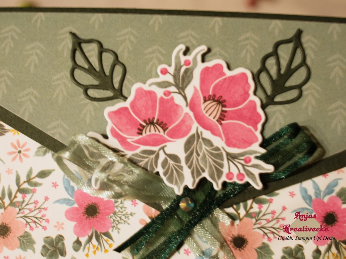 Gutscheinkarte-Clutch-Gerahmt-mit-Blumen-Detail-Verzierung-Außen