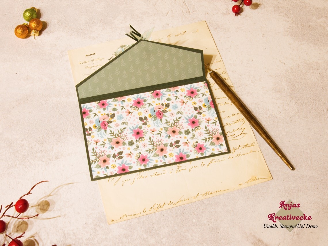 Gutscheinkarte-Clutch-Gerahmt-mit-Blumen-Flatlay-Klappe-offen