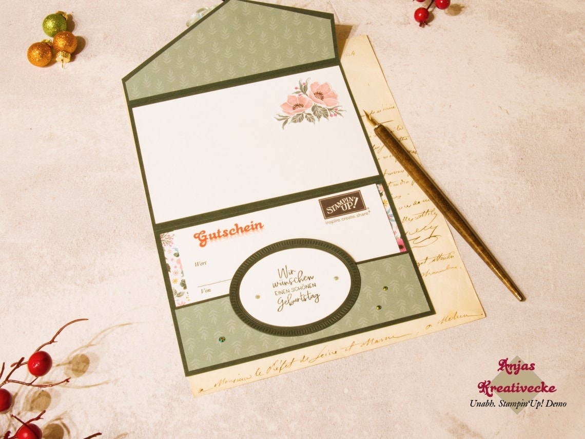 Gutscheinkarte-Clutch-Gerahmt-mit-Blumen-Flatlay-offen-Gutschein