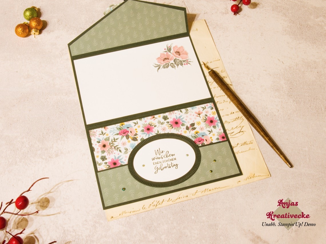 Gutscheinkarte-Clutch-Gerahmt-mit-Blumen-Flatlay-offen