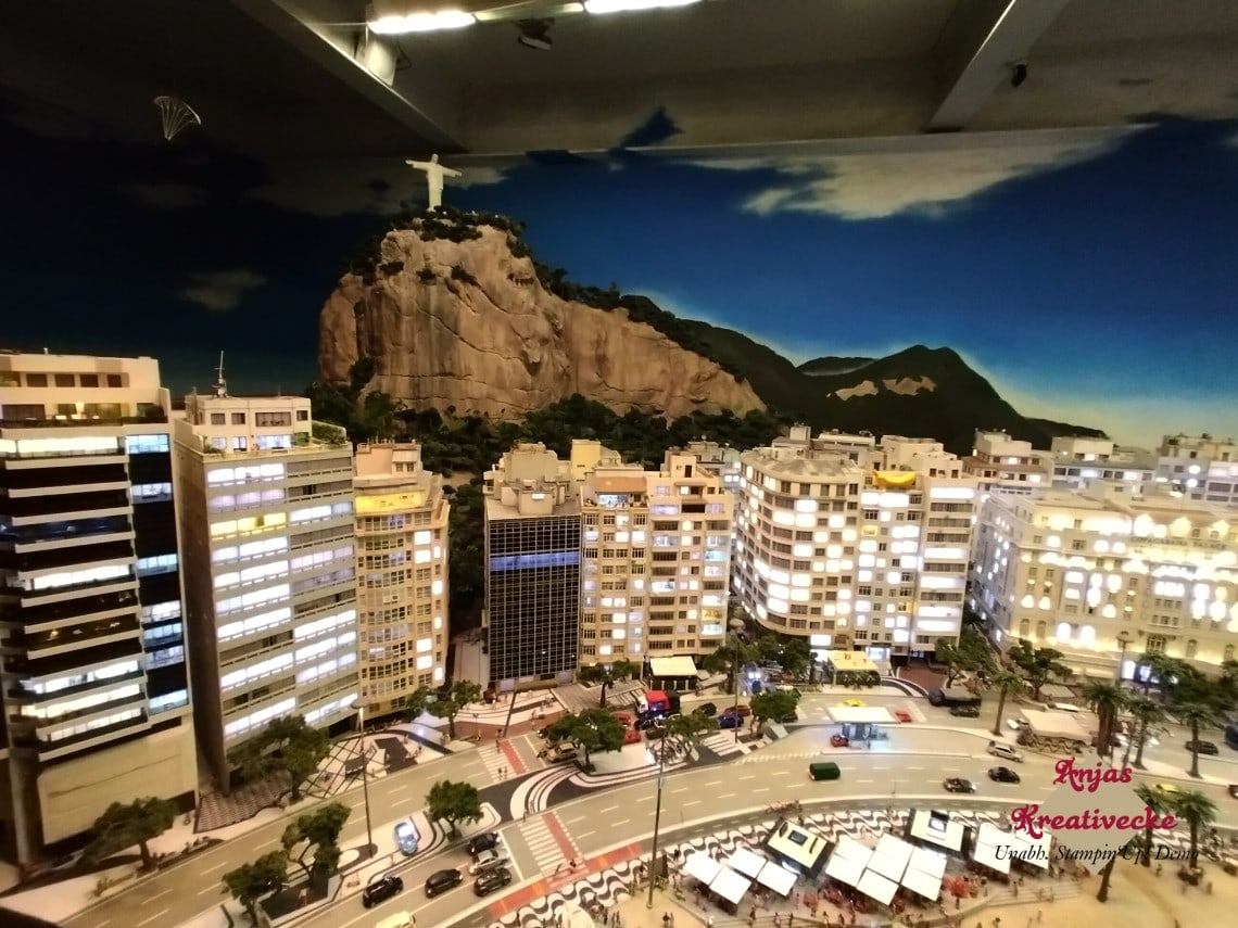 Rio de Janeiro im Kleinformat im Miniatur Wunderland. Zu sehen sind viele Hochhäuser und die Copacabana im Vordergrund.