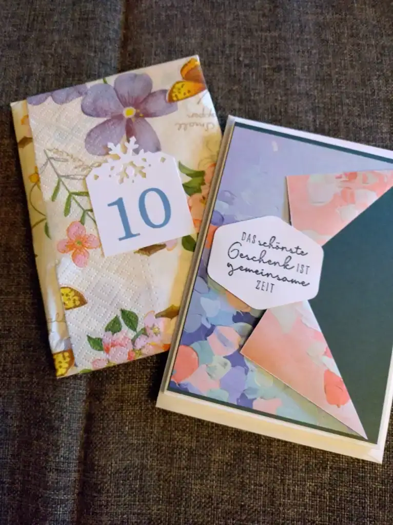 Kreativprojekte Adventskalender Karte mit aufgeklapptem Designerpapier in bunten Pastellfarben. Dazu ein Etikett mit dem Spruch "Das schönste Geschenk ist gemeinsame Zeit". Gestaltet von Rebekka