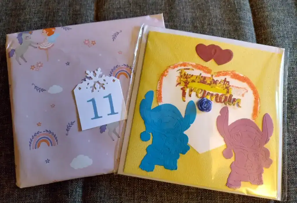 Kreativprojekte Adventskalendertausch Gelbe Karte mit zwei Weihnachtselfen in rot und blau. Herz im Hintergrund und ausgestanzter Spruch "Für die beste Freundin". Gestaltet von Miriam