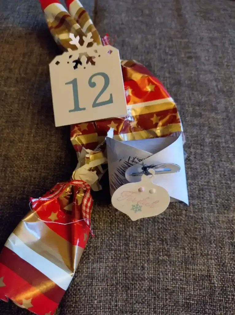Kreativprojekte Adventskalendertausch Kleine Zierschachtel in Winteroptik mit Etikett in Weihnachtskugelform. Gestaltet von Anja