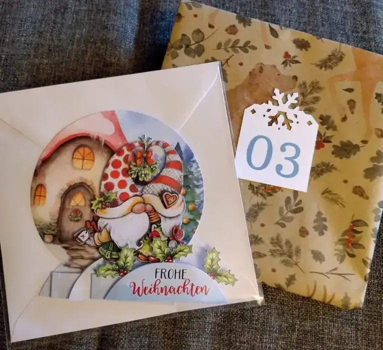 Kreativprojekte Adventskalendertausch 3D-Karte mit Weihnachtswichtel vor Pilzhaus mit Spruch "Frohe Weihnachten". Gestaltet von Steffi