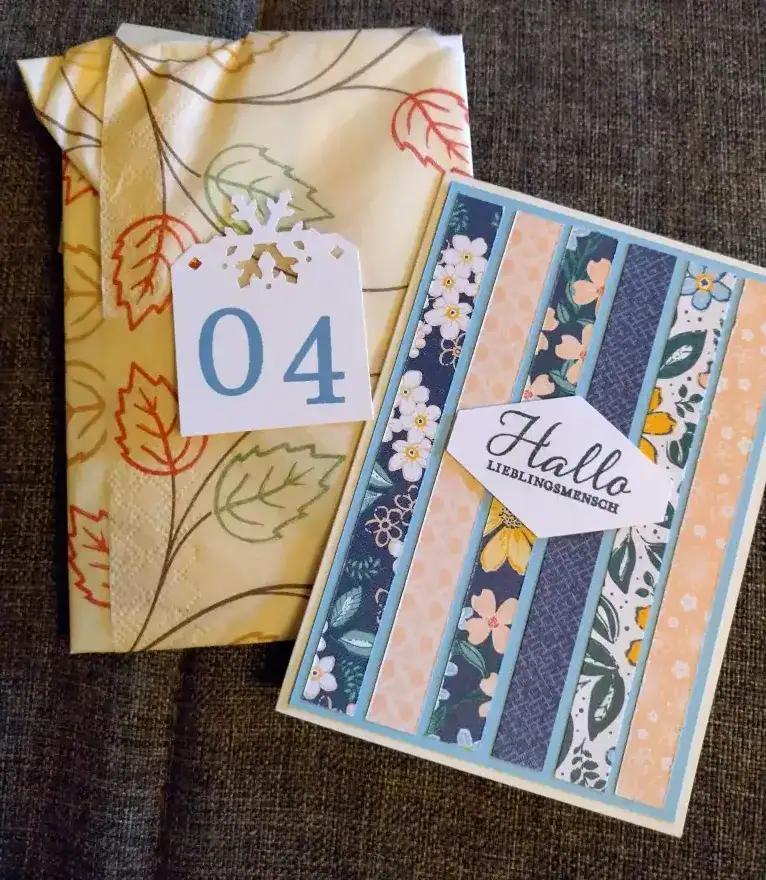 Kreativprojekte Adventskalendertausch Karte mit sechs senkrechten Designerpapierstreifen in Blumen- und Musteroptik. Dazu ein Spruch "Hallo Lieblingsmensch". Gestaltet von Rebekka