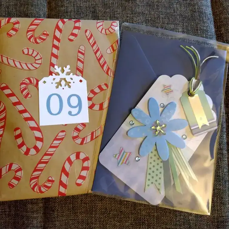 Kreativprojekte Adventskalendertausch Lesezeichen mit blauer Blume und Steinchen und Papierbändern. Gestaltet von Steffi