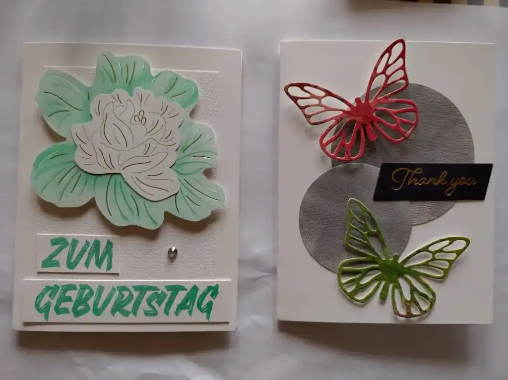 Kreativprojekte Workshop mit dem Set "Notes und Totes". Eine Karte mit Blume zum Geburtstag und eine Karte mit Schmetterlingen als Dankeschön. Gebastelt von Heike