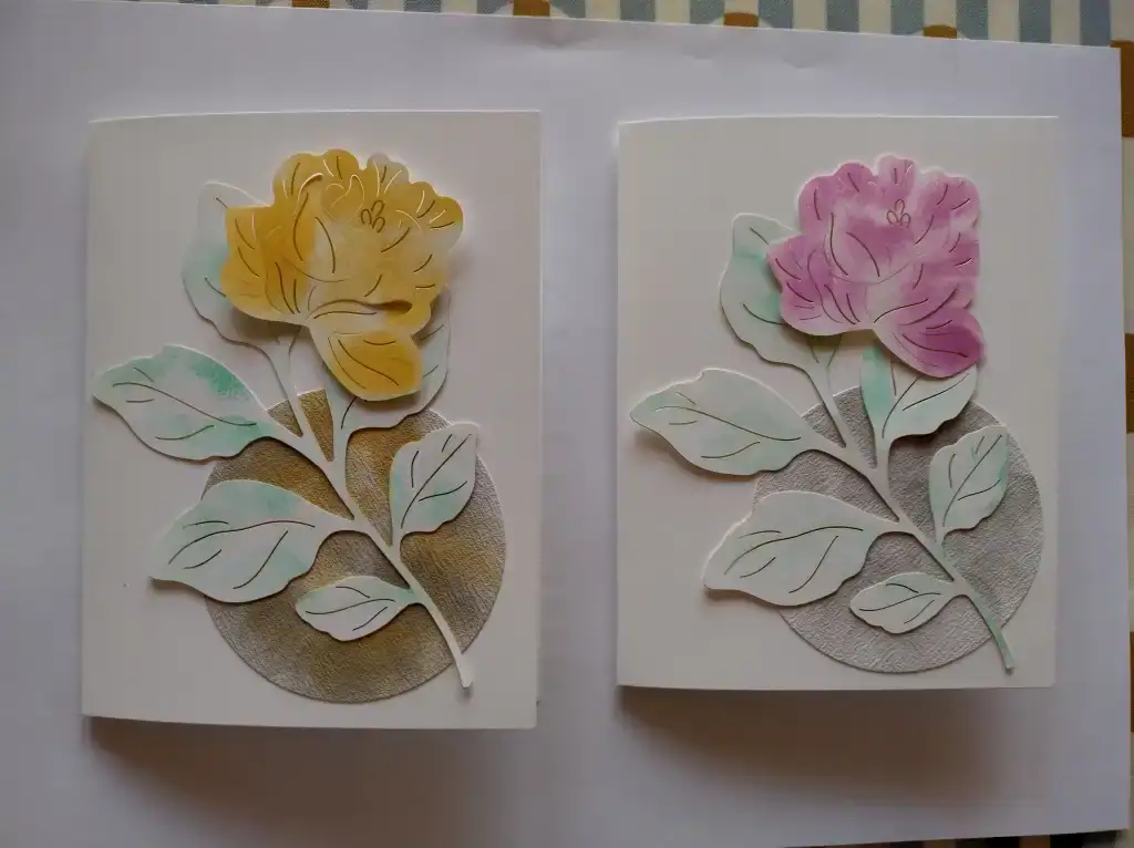 Kreativprojekte Workshop mit dem Set "Notes und Totes". Zwei Karten mit Blume vor grauem Kreis. Gebastelt von Ulrike