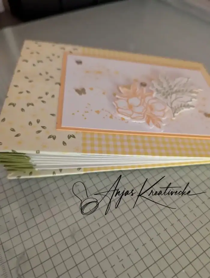 Minialbum in Gelb mit Blumenmotiv, Prägung und Karo-Designpapier