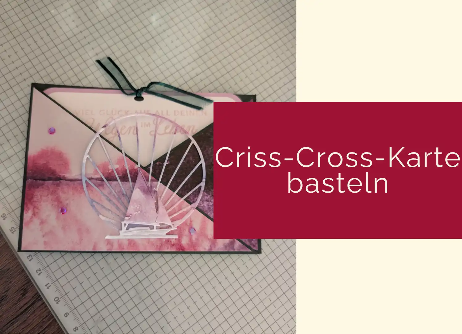 Blog-Beitragsgrafik „Criss-Cross-Karte basteln“ mit Faltkarte in Rosé- und Weinrottönen, Segelboot-Stanzteil vor fächerförmigem Ausschnitt und dunkelgrüner Schleife